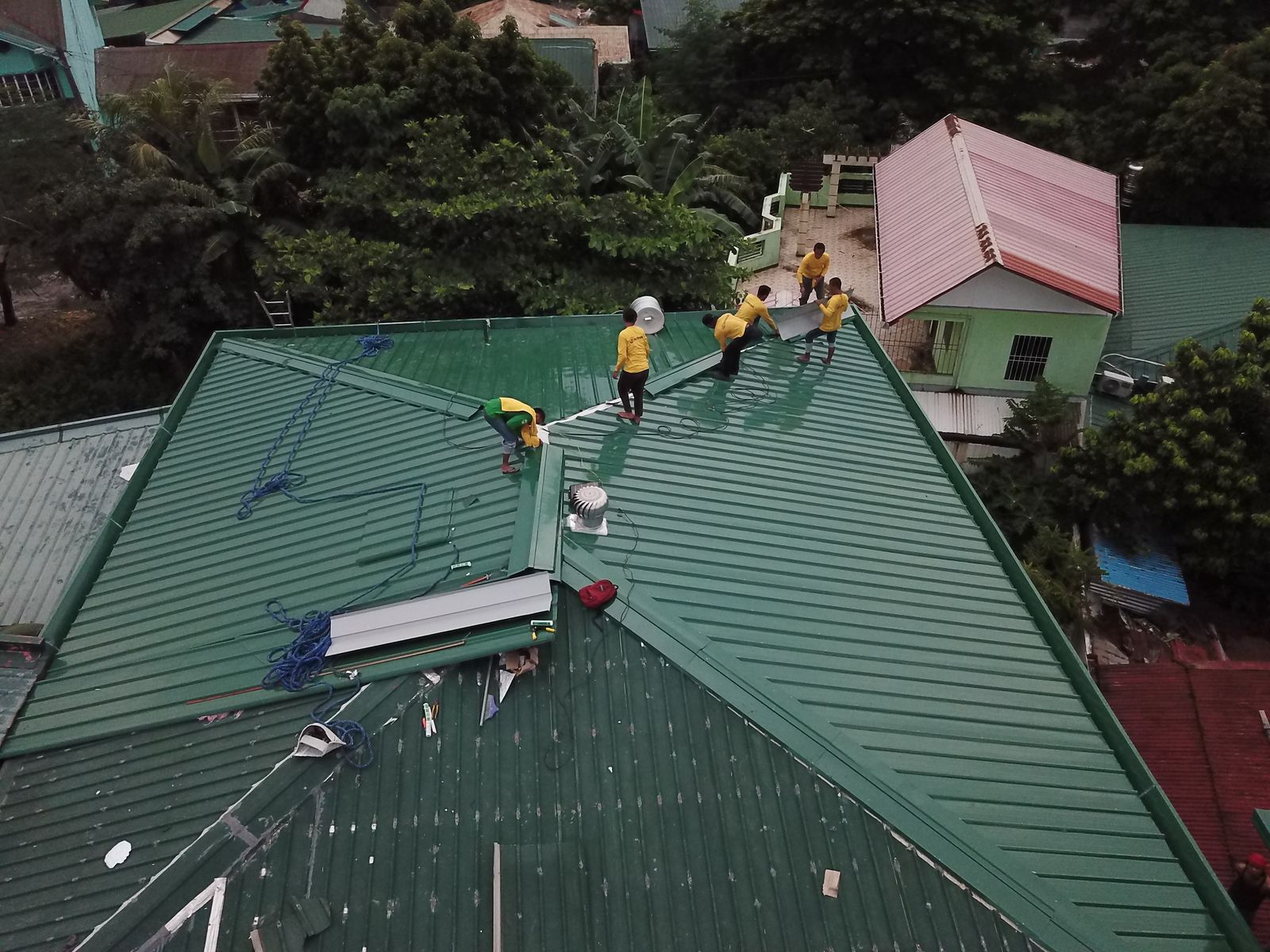 Metal Roof Versus Asphalt Shingle Roof Cost